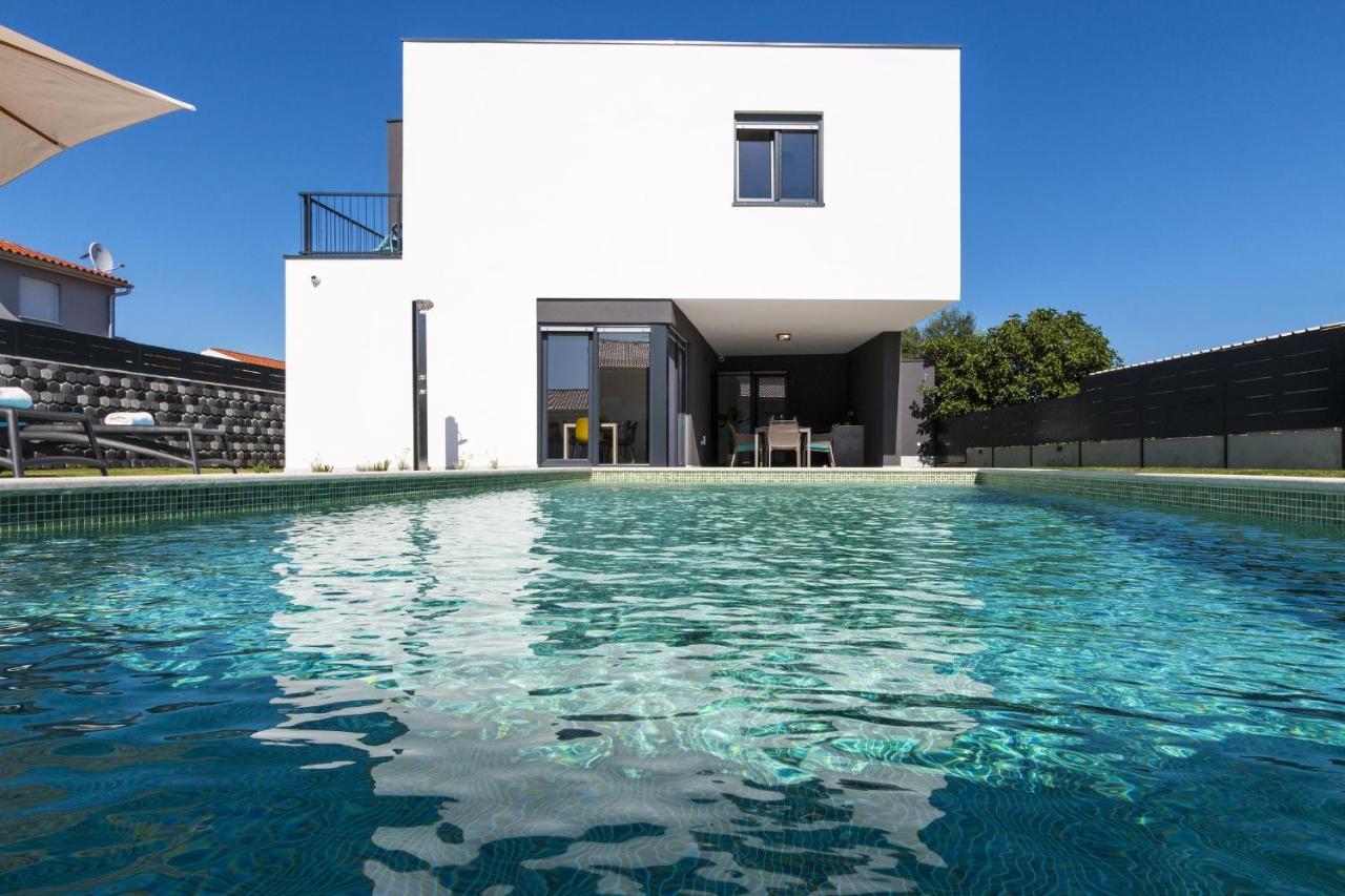 Modern 3-Bedroom Villa With A Private Pool Pula Luaran gambar
